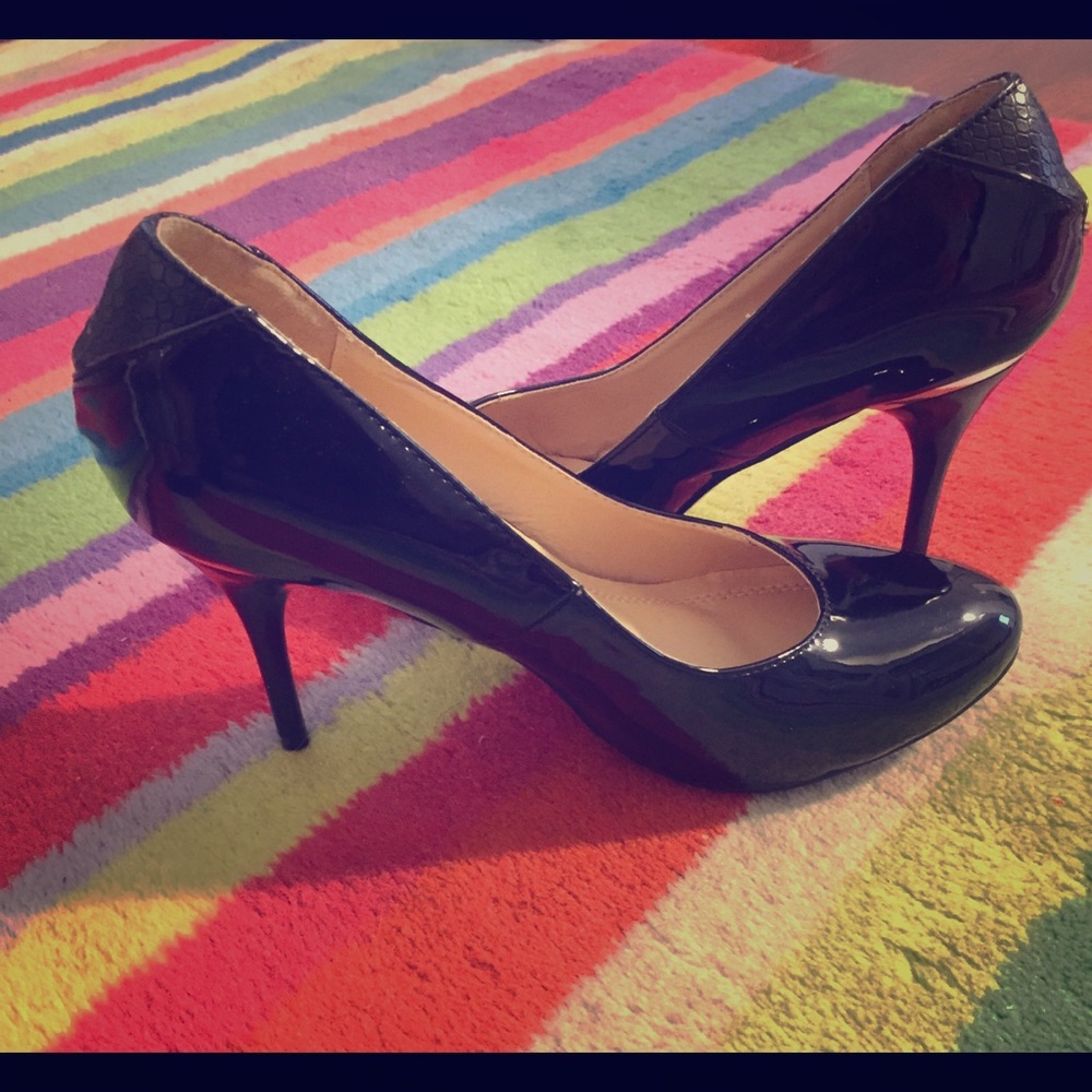 Size 8 Chase & Chloe “Black Carlos Pump”